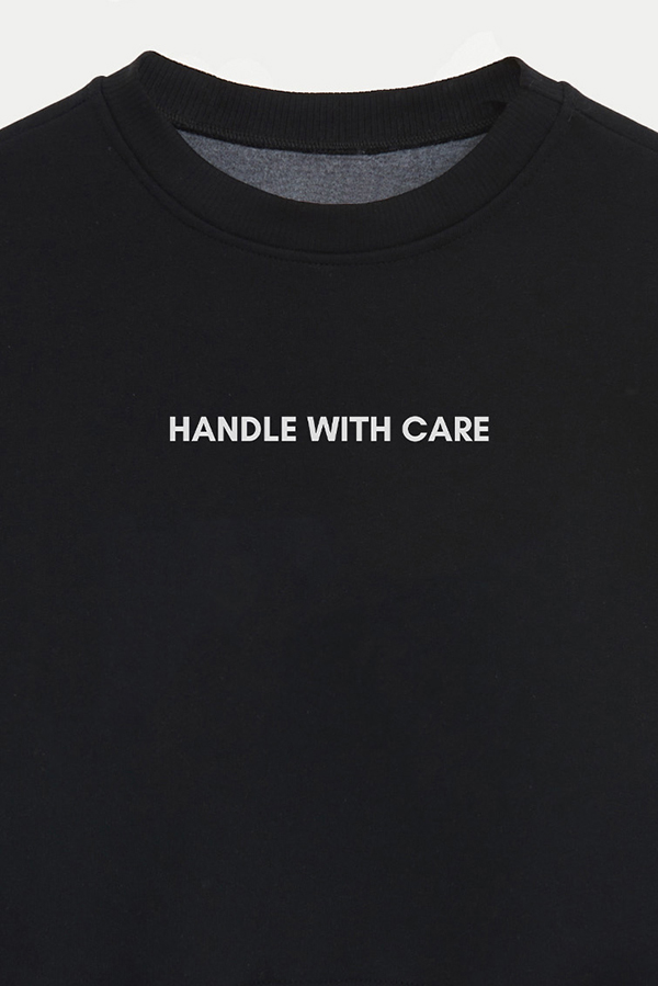 BUZO CROP ESTAMPADO MNM HANDLE WITH CARE