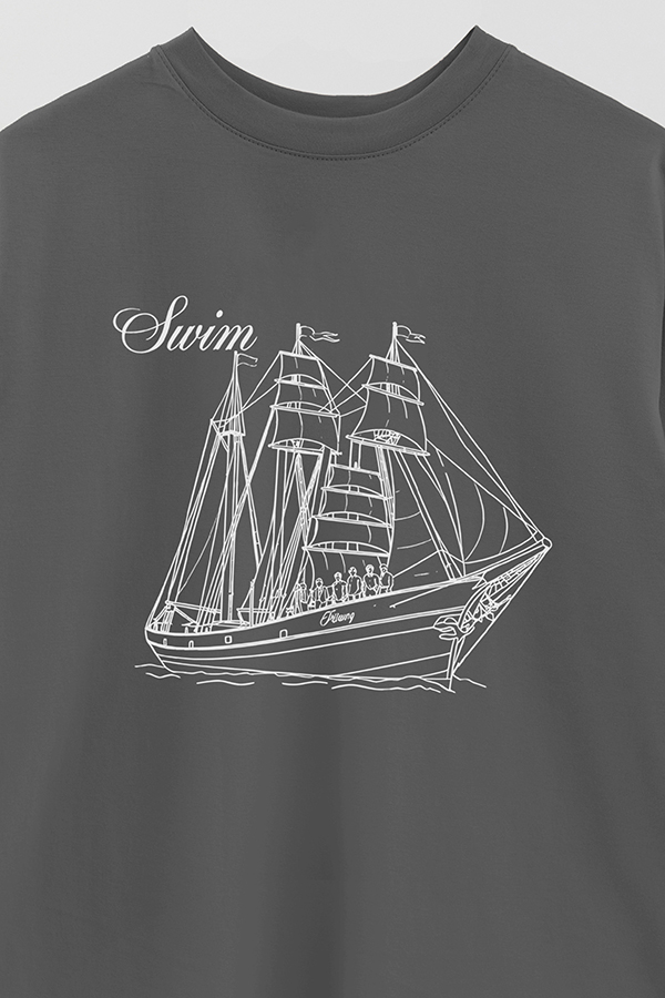 REMERA OVER ESTAMPADA BTS SWIM LN