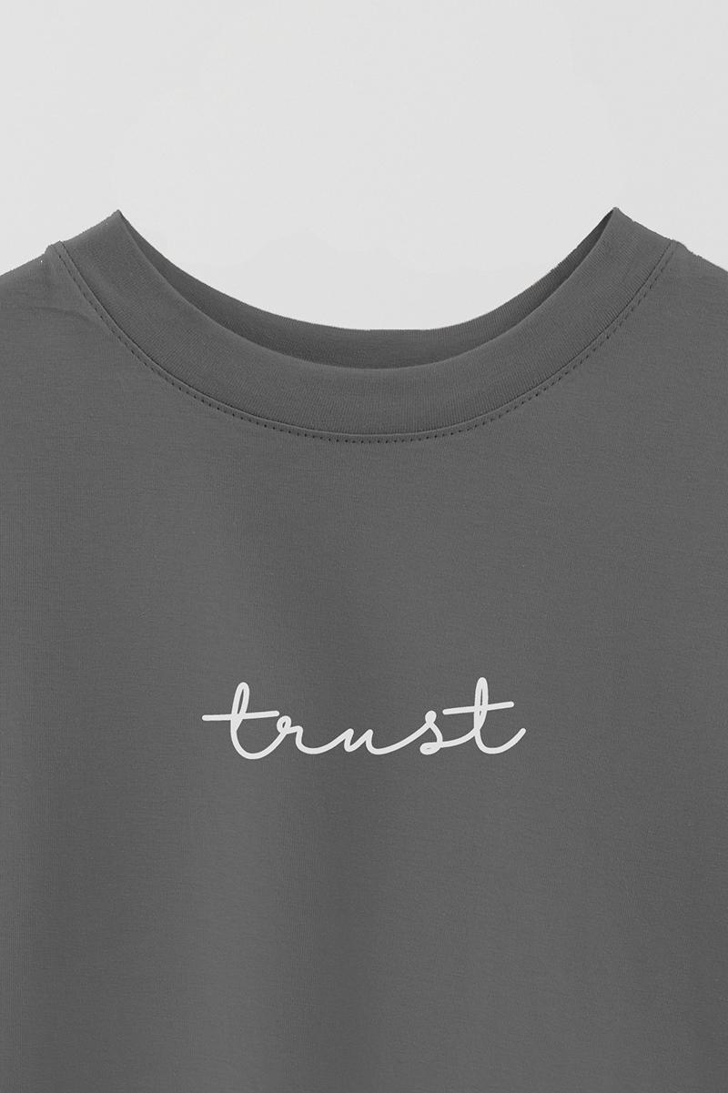 REMERA OVER ESTAMPADA UNISEX TRUST