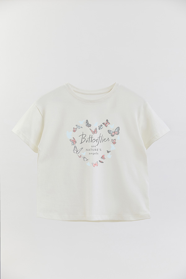 REMERA GIRL OVER BUTTERFLIES