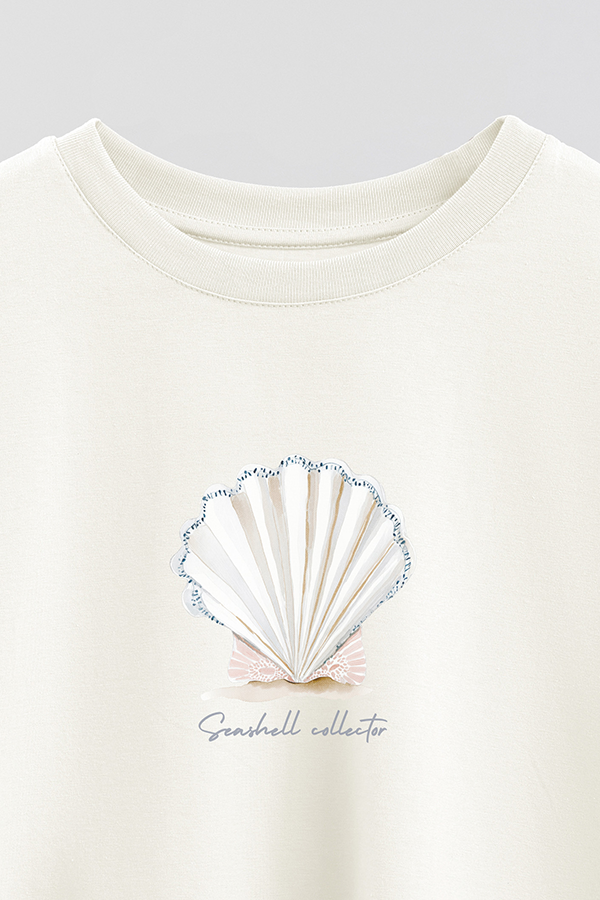 REMERA CROP ESTAMPADA COASTAL SEASHELL COLLECTOR