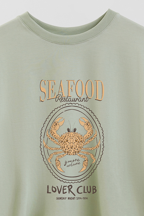 REMERA CROP ESTAMPADA SF SEAFOOD RESTAURANT
