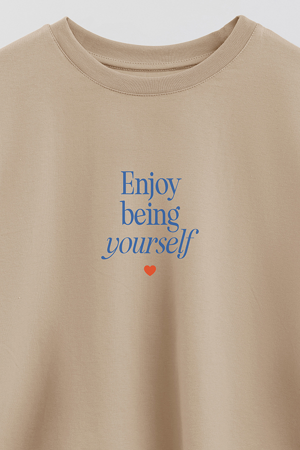 REMERA CROP ESTAMPADA ENJOY BEING YOURSELF
