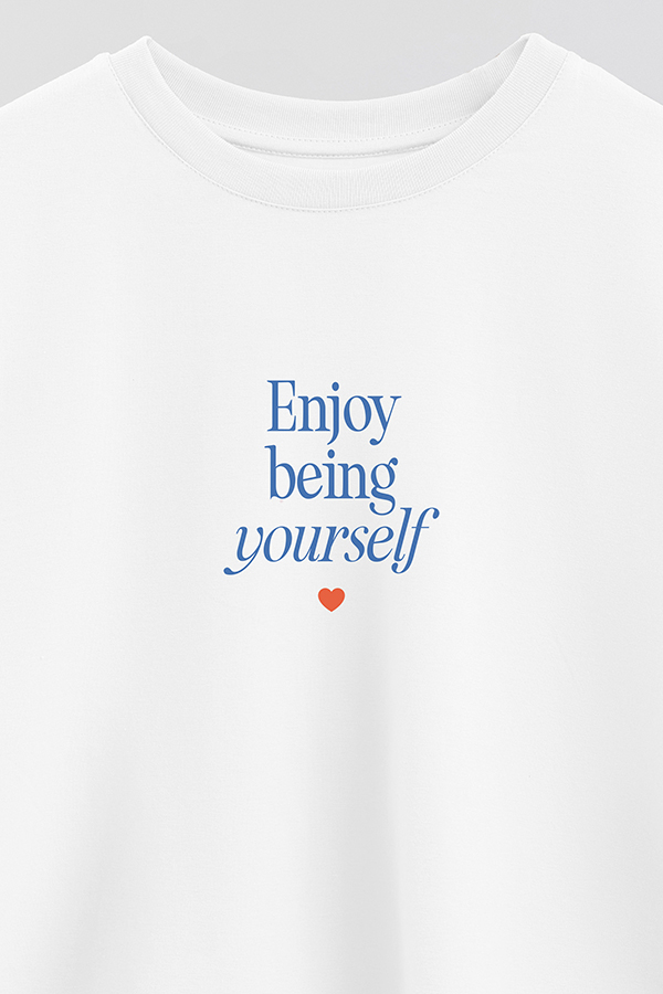 REMERA CROP ESTAMPADA ENJOY BEING YOURSELF