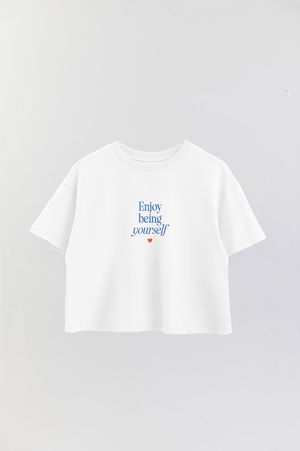REMERA CROP ESTAMPADA ENJOY BEING YOURSELF