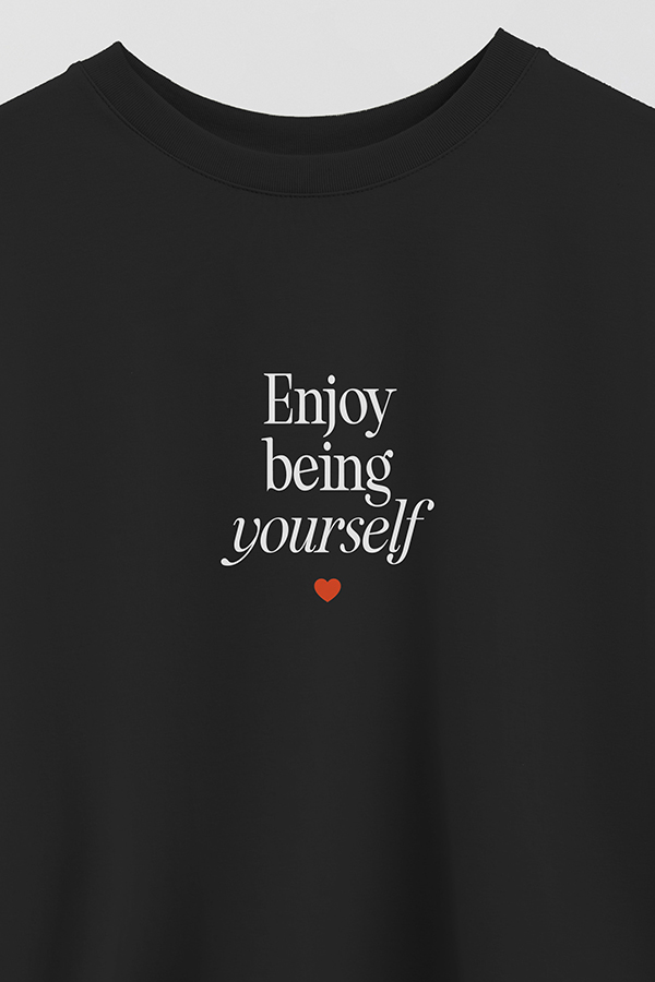 REMERA CROP ESTAMPADA ENJOY BEING YOURSELF