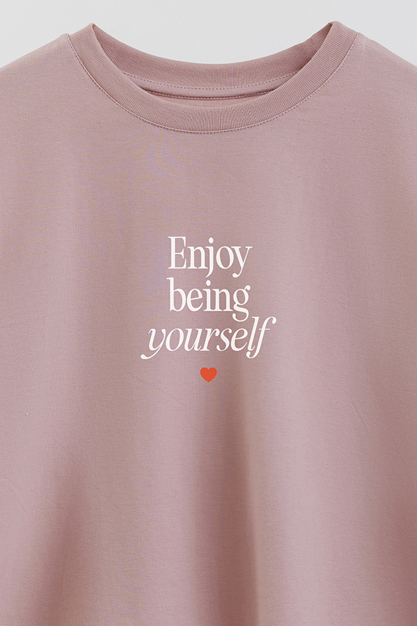 REMERA CROP ESTAMPADA ENJOY BEING YOURSELF