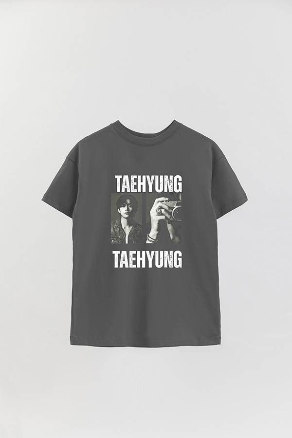 REMERA OVER ESTAMPADA BTS HT TAEHYUNG