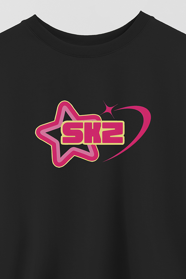 REMERA CROP ESTAMPADA SKZ ROSA