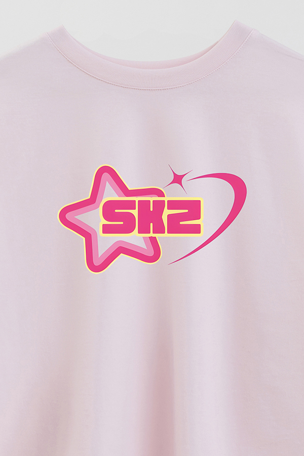 REMERA CROP ESTAMPADA SKZ ROSA