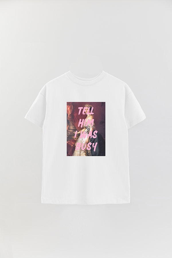 REMERA OVER ESTAMPADA ART COLLECTION 52 TELL HIM I WAS BUSY