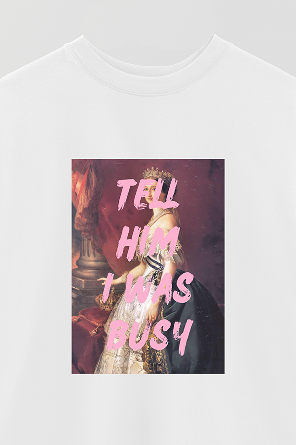 REMERA OVER ESTAMPADA ART COLLECTION 52 TELL HIM I WAS BUSY
