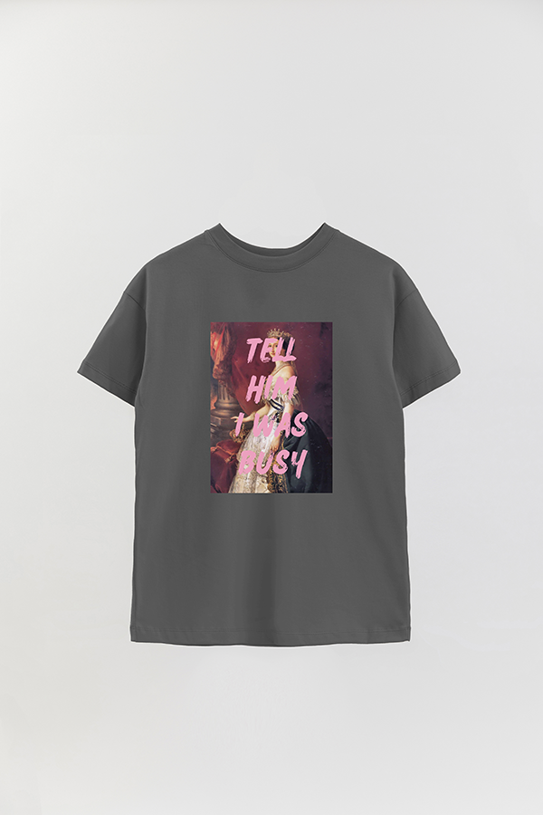 REMERA OVER ESTAMPADA ART COLLECTION 52 TELL HIM I WAS BUSY