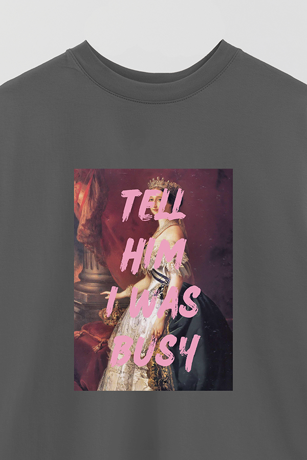 REMERA OVER ESTAMPADA ART COLLECTION 52 TELL HIM I WAS BUSY