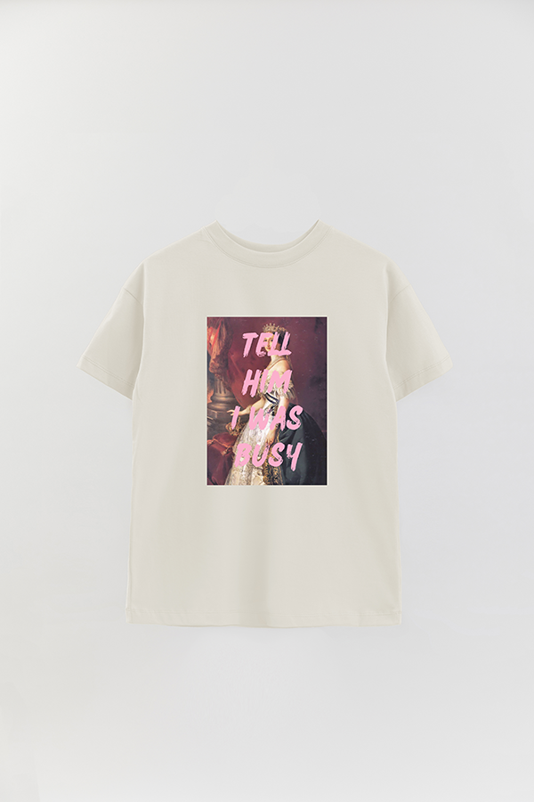 REMERA OVER ESTAMPADA ART COLLECTION 52 TELL HIM I WAS BUSY