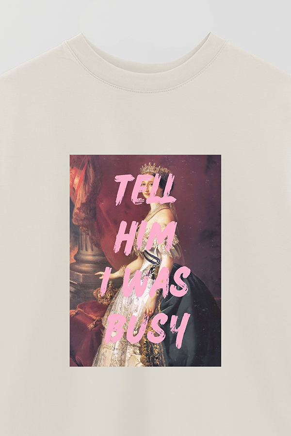 REMERA OVER ESTAMPADA ART COLLECTION 52 TELL HIM I WAS BUSY