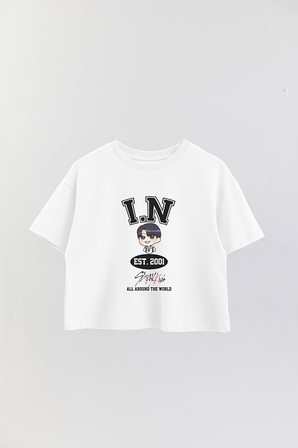 REMERA CROP ESTAMPADA SKZ VST I.N