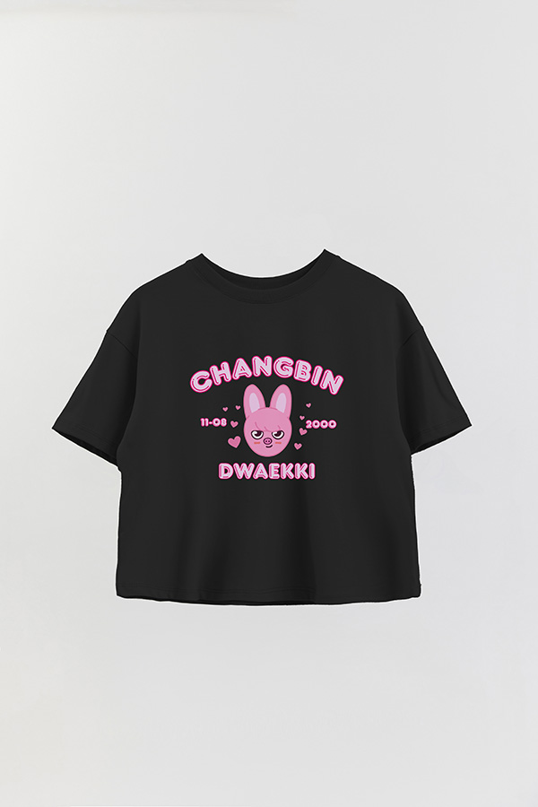 REMERA CROP ESTAMPADA SKZOO6 CHANGBIN