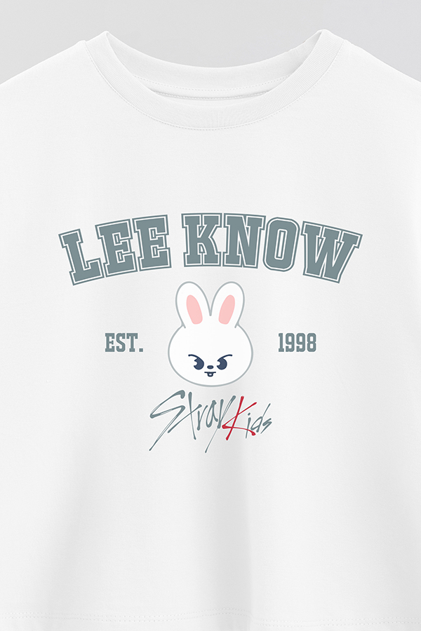 REMERA CROP ESTAMPADA SKZOO3 LEE KNOW