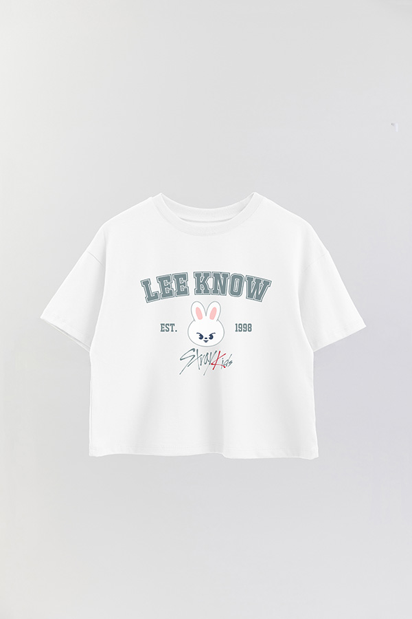 REMERA CROP ESTAMPADA SKZOO3 LEE KNOW