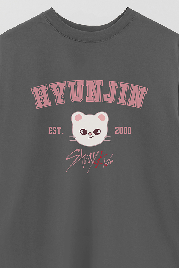 REMERA OVER ESTAMPADA SKZOO3 HYUNJIN