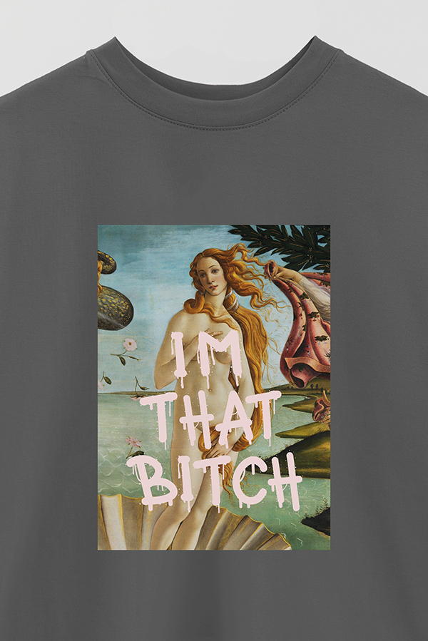 REMERA OVER ESTAMPADA ART COLLECTION 82 I'M THAT BITCH