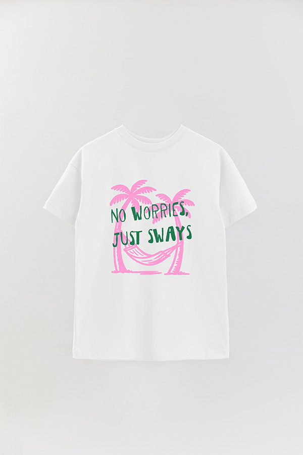 REMERA OVER ESTAMPADA NO WORRIES, JUST SWAYS