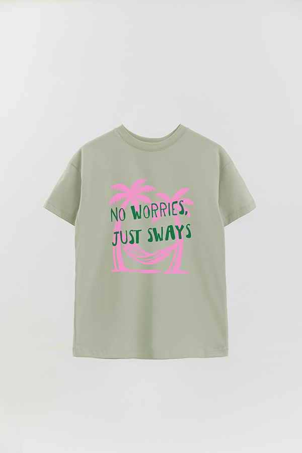 REMERA OVER ESTAMPADA NO WORRIES, JUST SWAYS