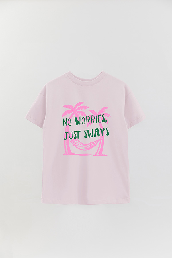 REMERA OVER ESTAMPADA NO WORRIES, JUST SWAYS