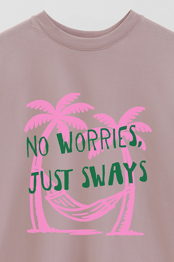 REMERA OVER ESTAMPADA NO WORRIES, JUST SWAYS