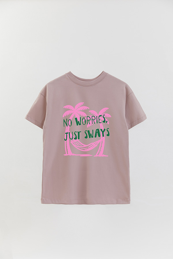 REMERA OVER ESTAMPADA NO WORRIES, JUST SWAYS
