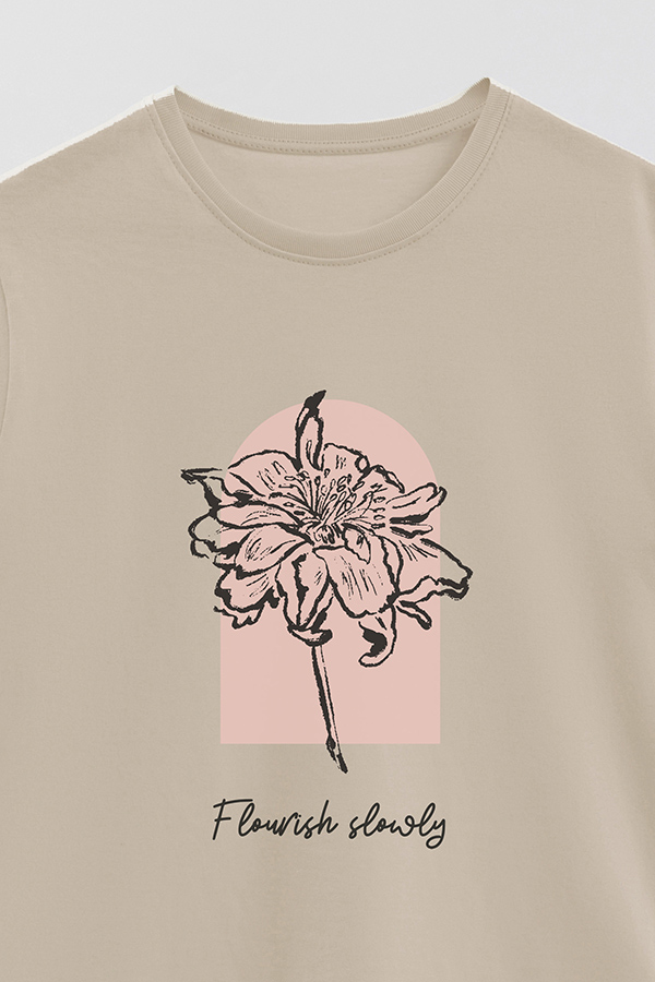 REMERA BASICA ESTAMPADA BT FLOURISH SLOWLY