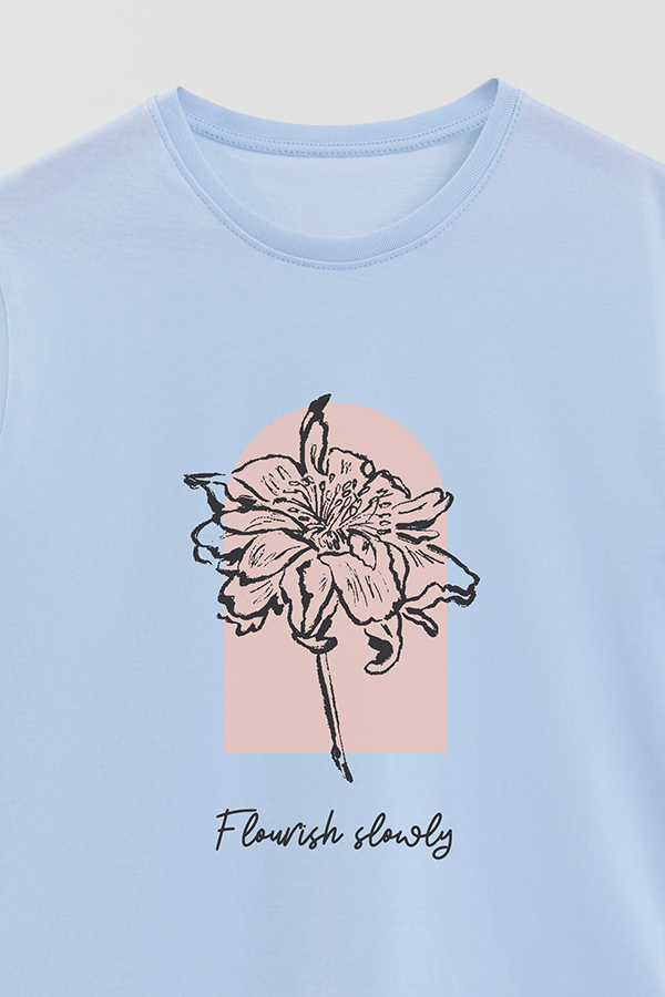 REMERA BASICA ESTAMPADA BT FLOURISH SLOWLY