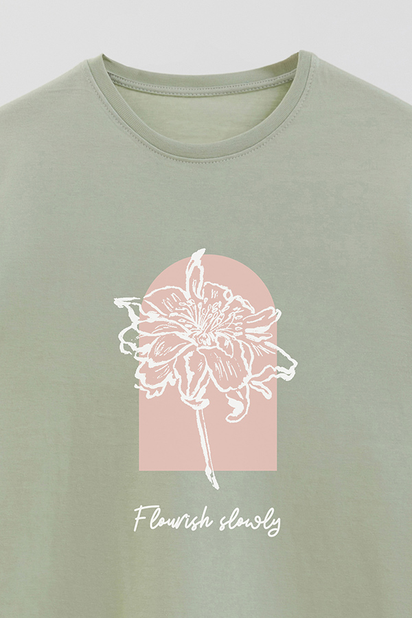 REMERA BASICA ESTAMPADA BT FLOURISH SLOWLY
