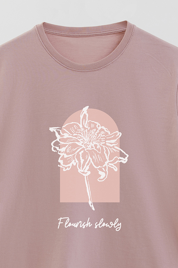 REMERA BASICA ESTAMPADA BT FLOURISH SLOWLY