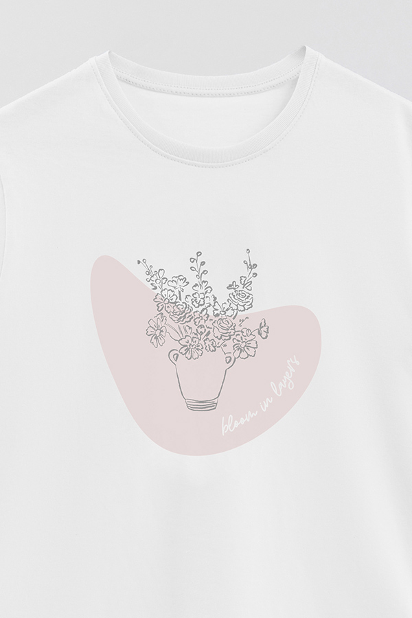 REMERA BASICA ESTAMPADA BT BLOOM IN LAYERS