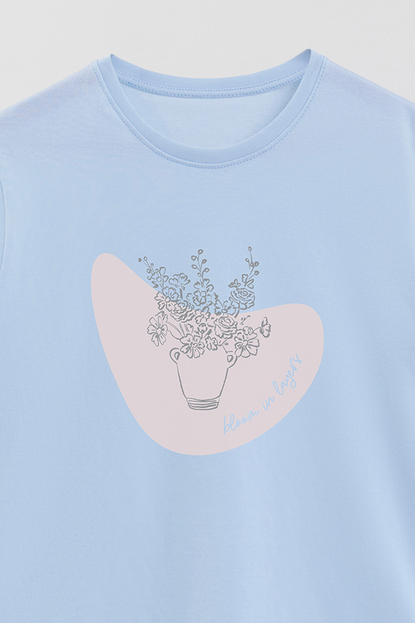 REMERA BASICA ESTAMPADA BT BLOOM IN LAYERS