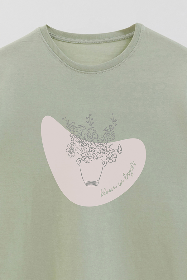 REMERA BASICA ESTAMPADA BT BLOOM IN LAYERS