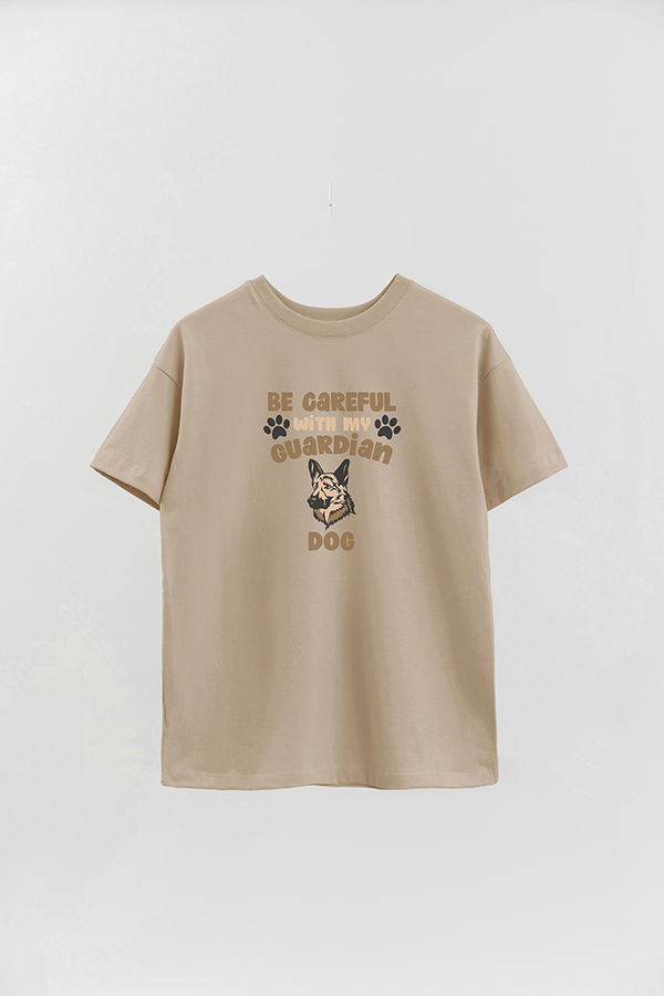 REMERA OVER ESTAMPADA DOG BE CAREFUL WITH MY GUARDIAN DOG