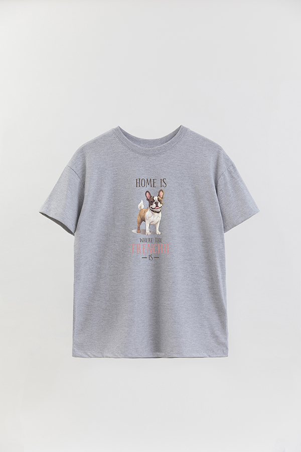REMERA OVER ESTAMPADA DOG HOME IS WHERE THE FRECHIE
