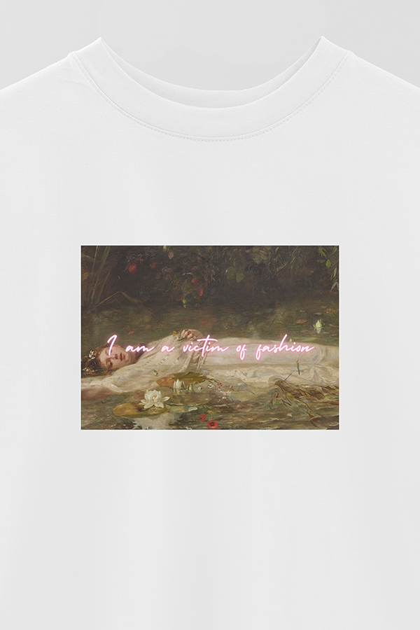 REMERA OVER ESTAMPADA ART COLLECTION 97 I AM A VICTIM OF FASHION