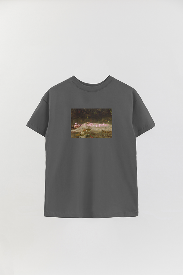 REMERA OVER ESTAMPADA ART COLLECTION 97 I AM A VICTIM OF FASHION