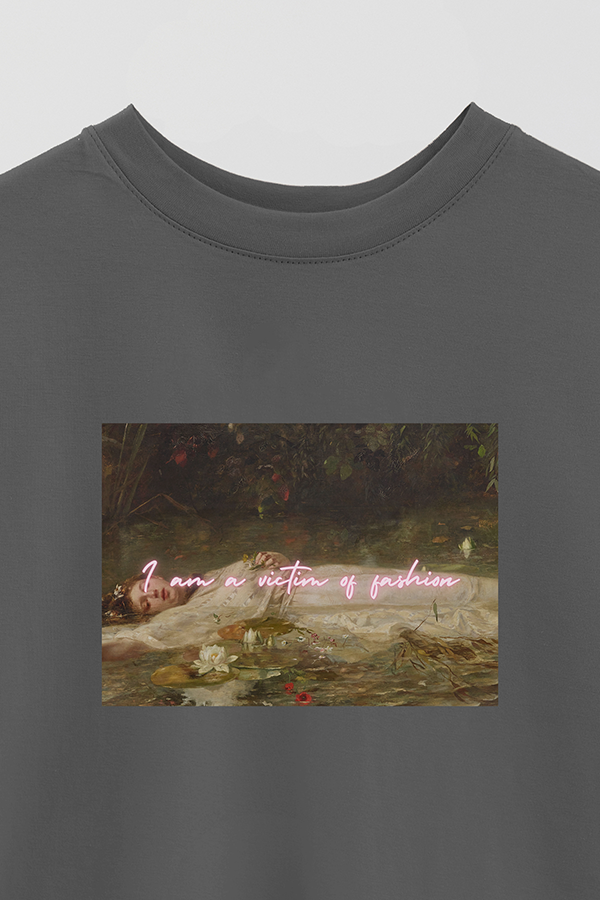 REMERA OVER ESTAMPADA ART COLLECTION 97 I AM A VICTIM OF FASHION