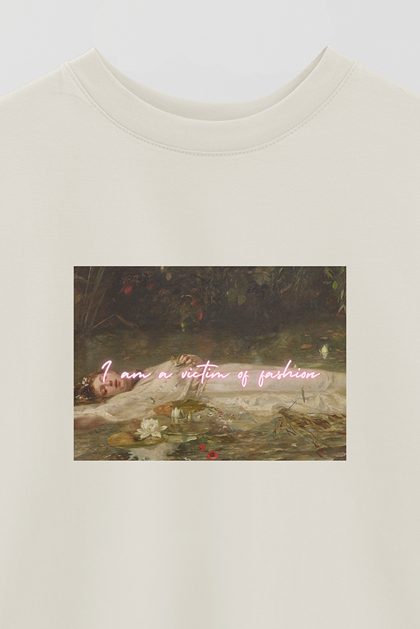 REMERA OVER ESTAMPADA ART COLLECTION 97 I AM A VICTIM OF FASHION