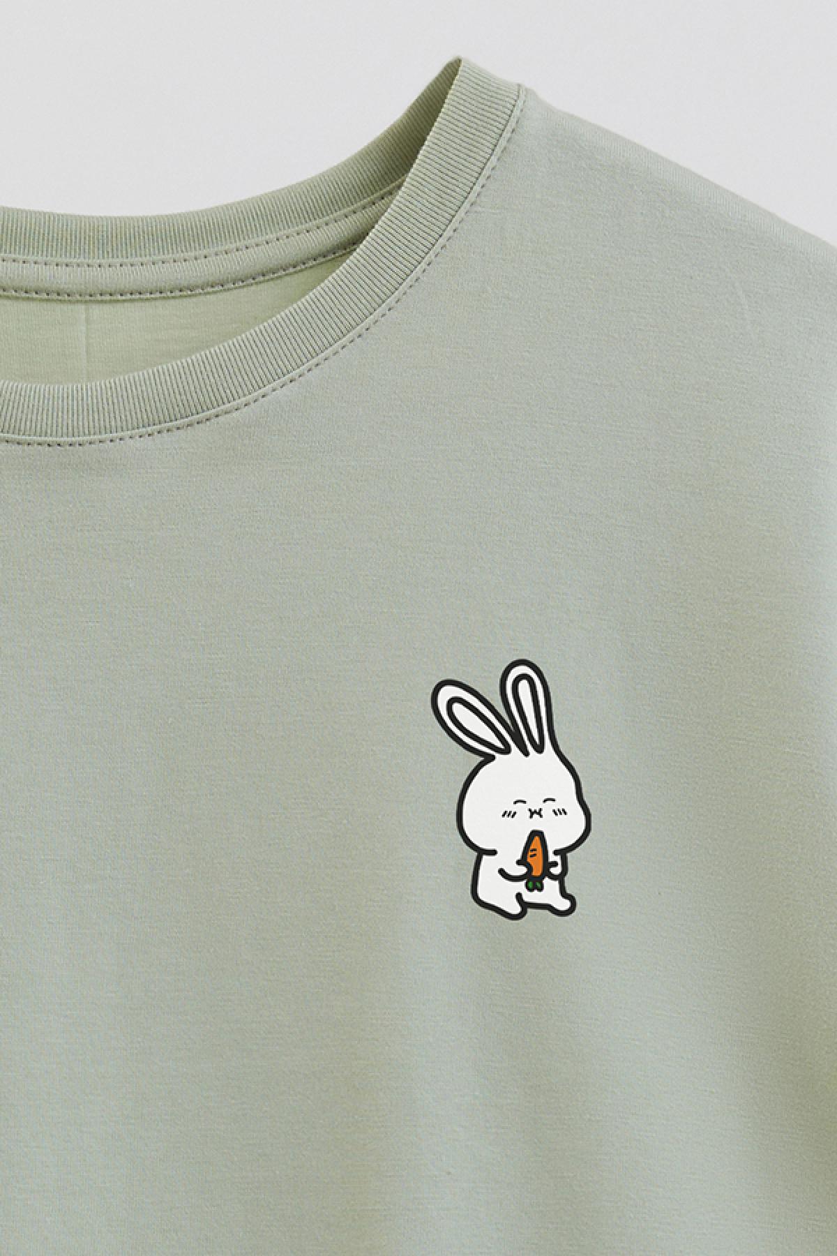REMERA GIRL OVER MIN EATING BUNNY