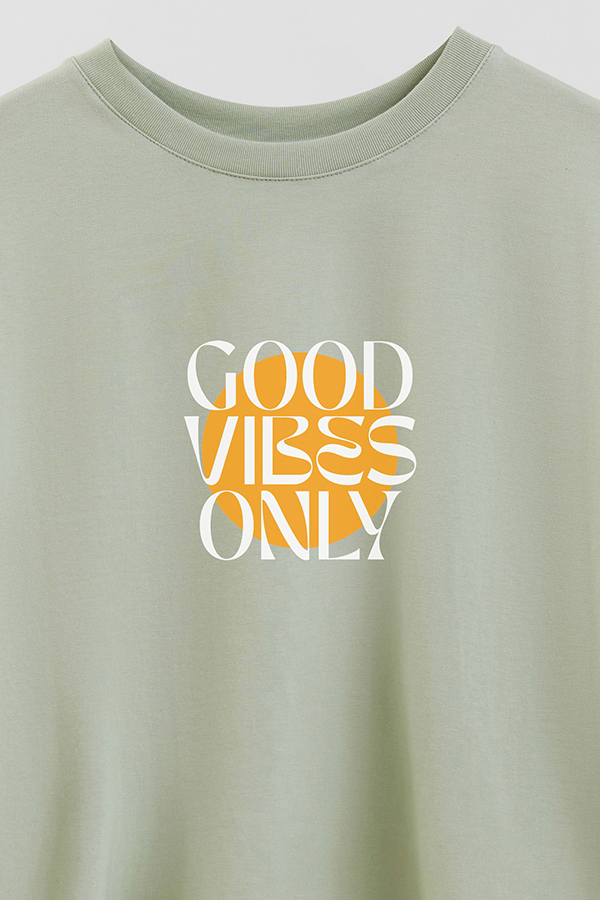 REMERA CROP ESTAMPADA GOOD VIBES ONLY