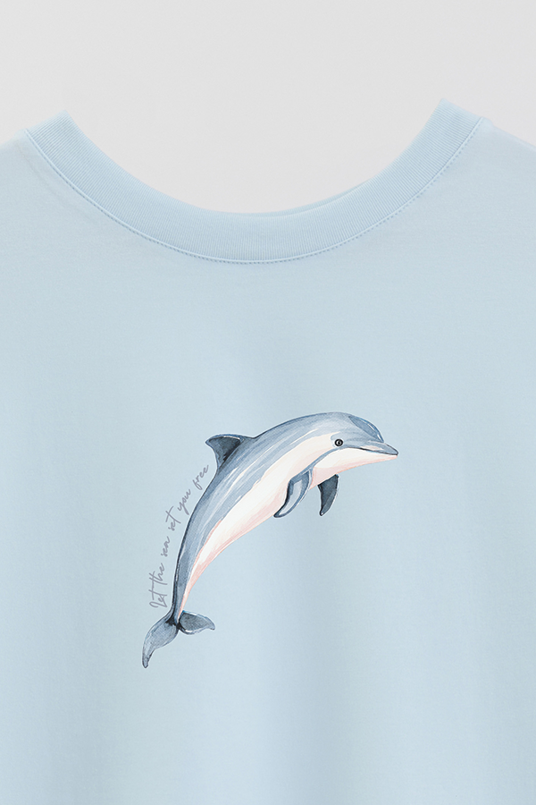REMERA CROP ESTAMPADA COASTAL LET THE SEA SET YOU FREE