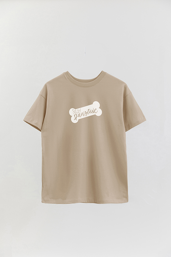 REMERA OVER ESTAMPADA DOG STAY PAWSITIVE