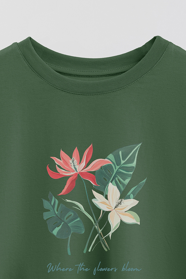 REMERA CROP ESTAMPADA COASTAL TROPICAL WATERCOLOR WHERE THE FLOWERS BLOOM