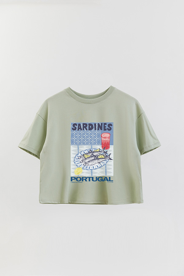 REMERA CROP ESTAMPADA SF SARDINES PORTUGAL